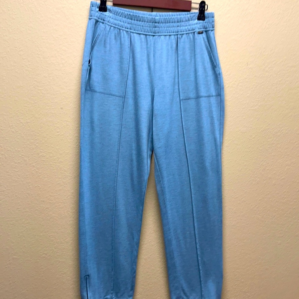 St. John lounge pants with side pockets and zipper at the bottom of the legs